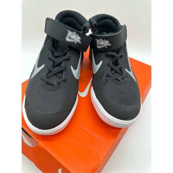 Nike Team Hustle D 11 Big Kids' Basketball Shoes Size 4 - Picture 3 of 8